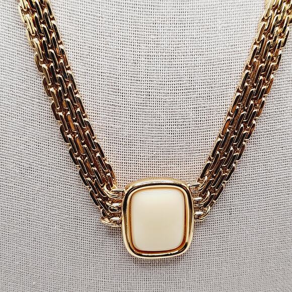 Vintage Monet Cream Cabochon Necklace Gold Plated 18 Inch Signed Pendant - Picture 3 of 13